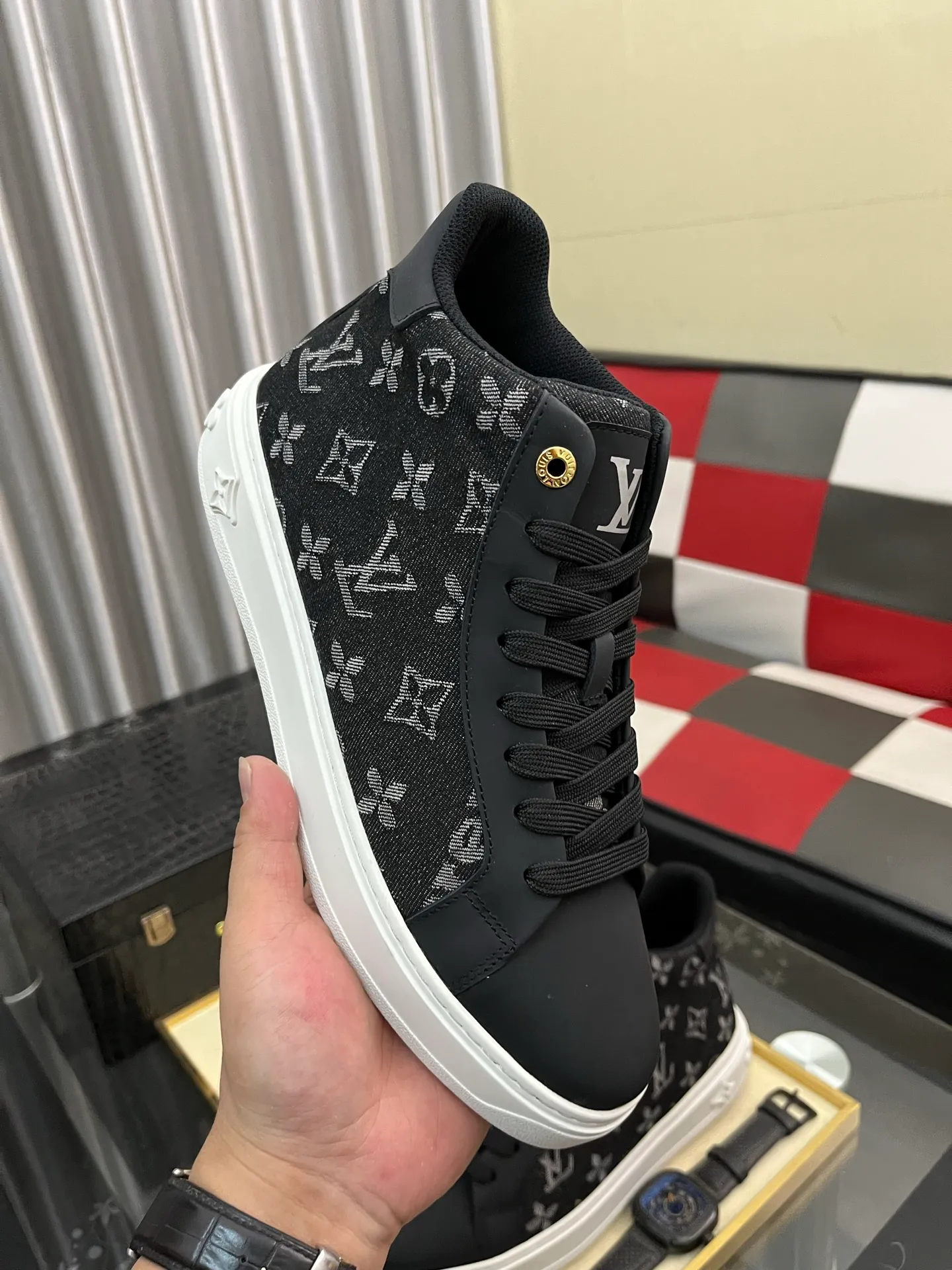 Men's shoes 💰: 560⌚️⌚️ Louis vuitton/LV Louis Vuitton 》Original quality.~ Unique modern style sneakers. 🏃A must-have casual shoe for trendy men😍😍 Original brand imported from Italy, imported original leather, sheep lining (refuses to discolor and grind feet) Sole: Original sole provided by the original factory, French lazy style design ⚠️Fit to the feet, original quality, super comfortable original sole. Code number: 38-444⃣️Color optional